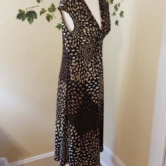 Pretty print v neck dress with ring rouching - Picture 4 of 5